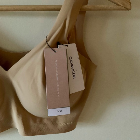 Medium Nude Calvin Klein Plunge Invisibles Bra - Picture 3 of 5
